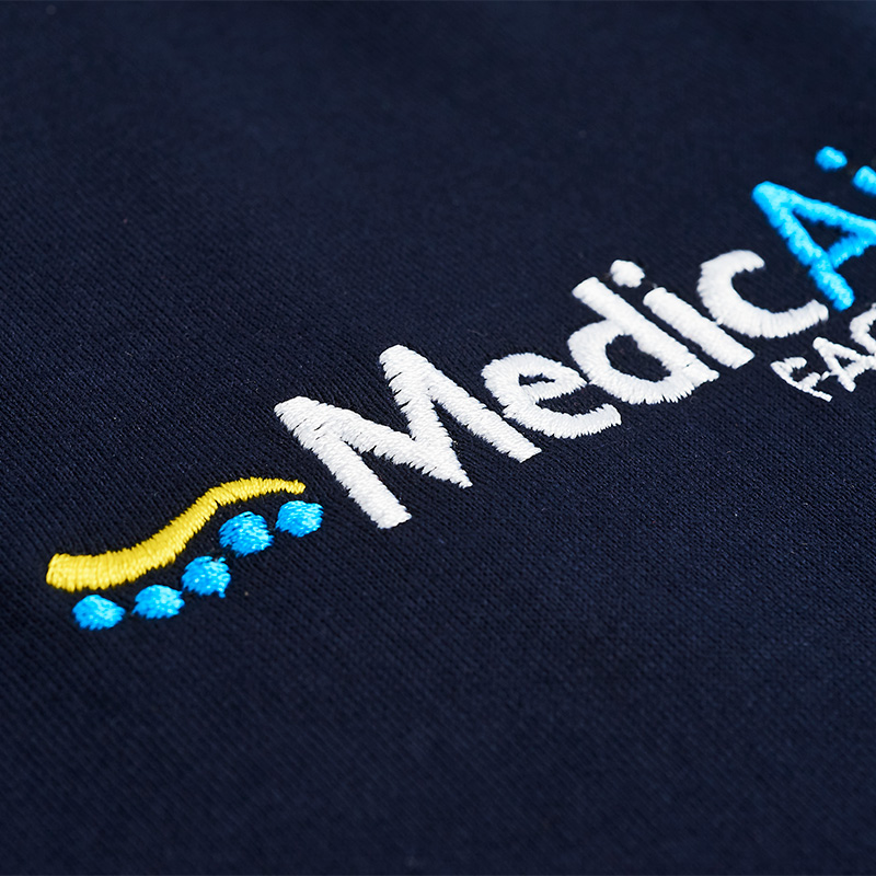 pantaloni con ricamo